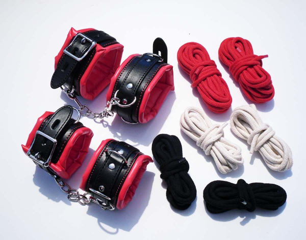 Bondage-Set mit Fesseln und Seilen